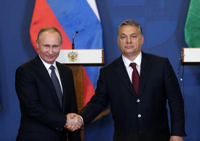 El presidente ruso Vladimir Putin junto a su anfitri&oacute;n y primer ministro h&uacute;ngaro, Viktor Orban, este jueves en Budapest