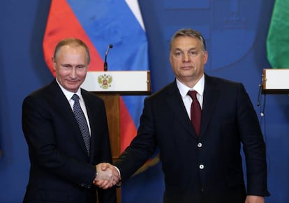 El presidente ruso Vladimir Putin junto a su anfitrión y primer ministro húngaro, Viktor Orban, este jueves en Budapest