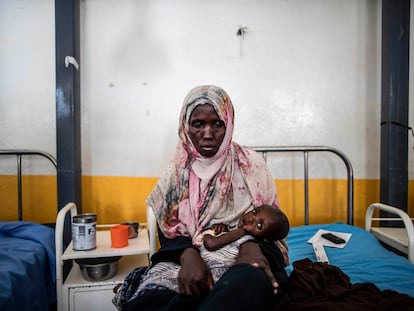 Una madre sujetaba en enero a su hijo en brazos en el Hospital Trocaire, en el que se trata la desnutrición infantil, en Dolow, Somalia.