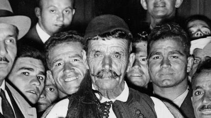 Un Spiridon Louis ya en sus sesenta años es fotografiado en Berlín en 1936.