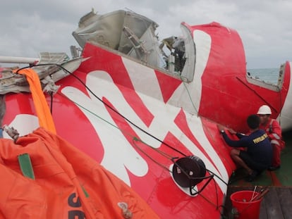 Parte del avión siniestrado recuperado el pasado 10 de enero. 
