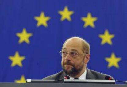 El presidente del Parlamento Europeo, Martin Schulz, asiste al pleno del Parlamento Europeo celebrado hoy y en el que el presidente de la Comisión Europea, Jose Manuel Durao Barroso, pronunció su discurso del estado de la Unión con las líneas maestras de su plan anticrisis y la supervisión bancaria única, en Estrasbugo, Francia.