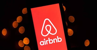 Logotipo de Airbnb en un teléfono móvil. 