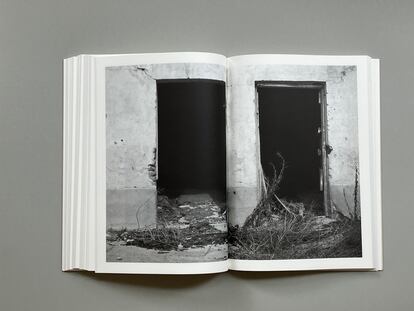 Doble página del libro 'Far Away From Home: The Voices, the Body and the Periphery', de Hristina Tasheva.
