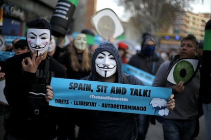 Un manifestante enseña a cámara un cartel de la plataforma catalana 'Tsunami Democràtic', en la plaza Pius XII, Barcelona. 