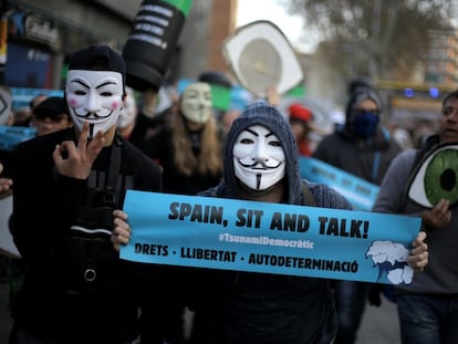 Un manifestante enseña a cámara un cartel de la plataforma catalana Tsunami Democràtic, en la plaza Pius XII, en Barcelona.
