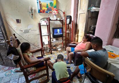 Una familia observa por televisión la ceremonia de investidura de Joe Biden, el pasado 20 de enero en La Habana (Cuba).