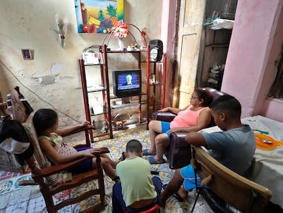 Una familia observa por televisión la ceremonia de investidura de Joe Biden, el pasado 20 de enero en La Habana (Cuba).
