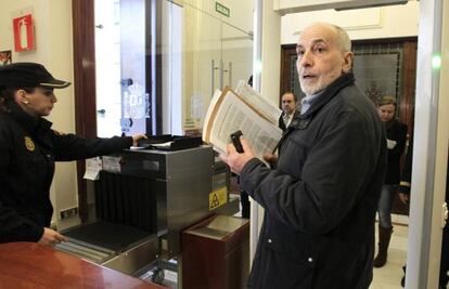 Un integrante del movimiento "25S rodea el Congreso" ha sido el encargado de presentar el escrito de rechazo del proyecto de presupuestos para 2013.