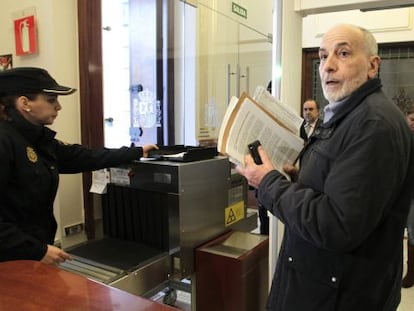 Un integrante del movimiento "25S rodea el Congreso" ha sido el encargado de presentar el escrito de rechazo del proyecto de presupuestos para 2013.