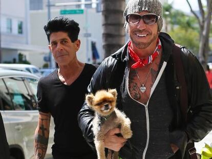 El actor junto a su mascota en Beverly Hills este verano.