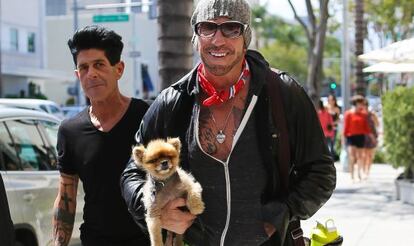 El actor junto a su mascota en Beverly Hills este verano.