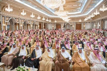 Ceremonia en la que el príncipe heredero de Arabia Saudita, Mohammad bin Salman al-Saud (fuera de cuadro) recibe la promesa de lealtad de los príncipes, el Gran Mufti del Reino de Arabia Saudita, ante el Presidente del Consejo Shura, académicos y ministros en el Palacio Safa, en La Meca, Arabia Saudita. El rey Salman bin Abdulaziz al-Saud emitió un decreto real el 21 de junio de 2017, cambiando la orden de sucesión y promoviendo a su hijo de 31 años, Mohammad bin Salman, para que fuera el príncipe heredero y viceprimer ministro, junto a sus funciones como ministro de Defensa, para reemplazar al príncipe Mohammad bin Nayef al-Saud. 31 de los 34 miembros del Consejo Real saudí aprobaron la promoción del príncipe Mohammad.