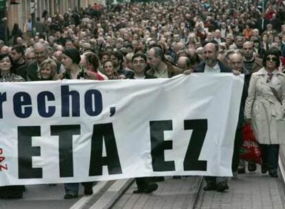 Cabeza de la manifestación contra ETA celebrada ayer en Bilbao.
