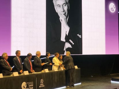 Daniel Coronell recibe el premio Simón Bolívar a "Periodista del año" durante la ceremonia de premiación, esta tarde.