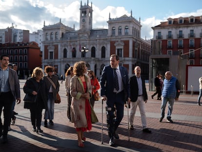 Paseo electoral por Valladolid de Oscar Puente junto a la ministra de hacienda María Jesús Montero.