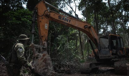 Grupo Especializado de Fiscalização do IBAMA desativa garimpos ilegais nos parques nacionais do Jamanxim e do Rio Novo, no Pará.