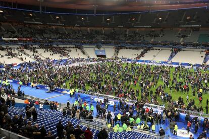 Espectadors confinats a l'Estadi de França, on també hi ha hagut atacs.