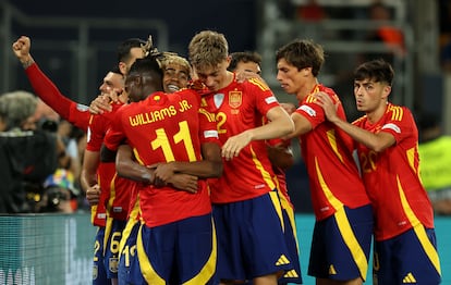 Lamine Yamal celebra con los jugadores de España el quinto gol para España.