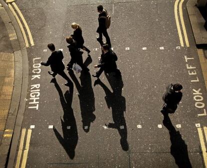 Ejecutivos pasan un paso de cebra en la City de Londres (Reino Unido).