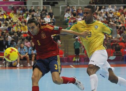 Aicardo disputa el balón ante el brasileño Je.