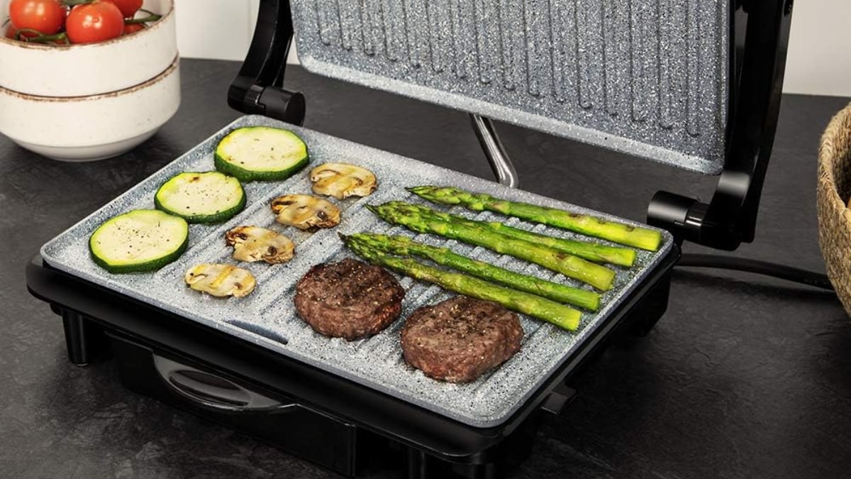 En esta parrilla eléctrica se pueden cocinar diferentes tipos de alimentos.