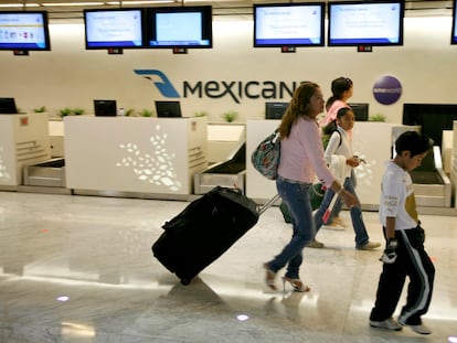 Personas caminan frente a los puestos de servicio de Mexicana en Ciudad de México, en agosto de 2010.