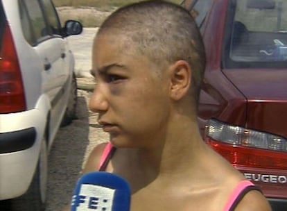 Dolores Ortiz, la joven que sufrió el secuestro, ayer a la salida del Hospital de Manresa.