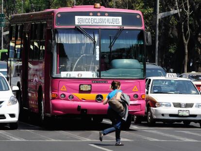En México, los autobuses 'rosas' empezaron a funcionar en 2008.
