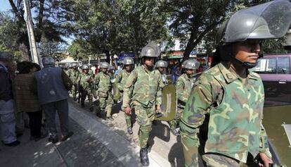 Soldados bolivianos rodean la sede de la compa&ntilde;&iacute;a en Cochabamba.