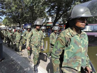 Soldados bolivianos rodean la sede de la compa&ntilde;&iacute;a en Cochabamba.