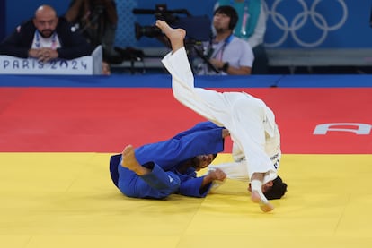 El judoca español Fran Garrigós compite ante el kazajo Yeldos Smetov.