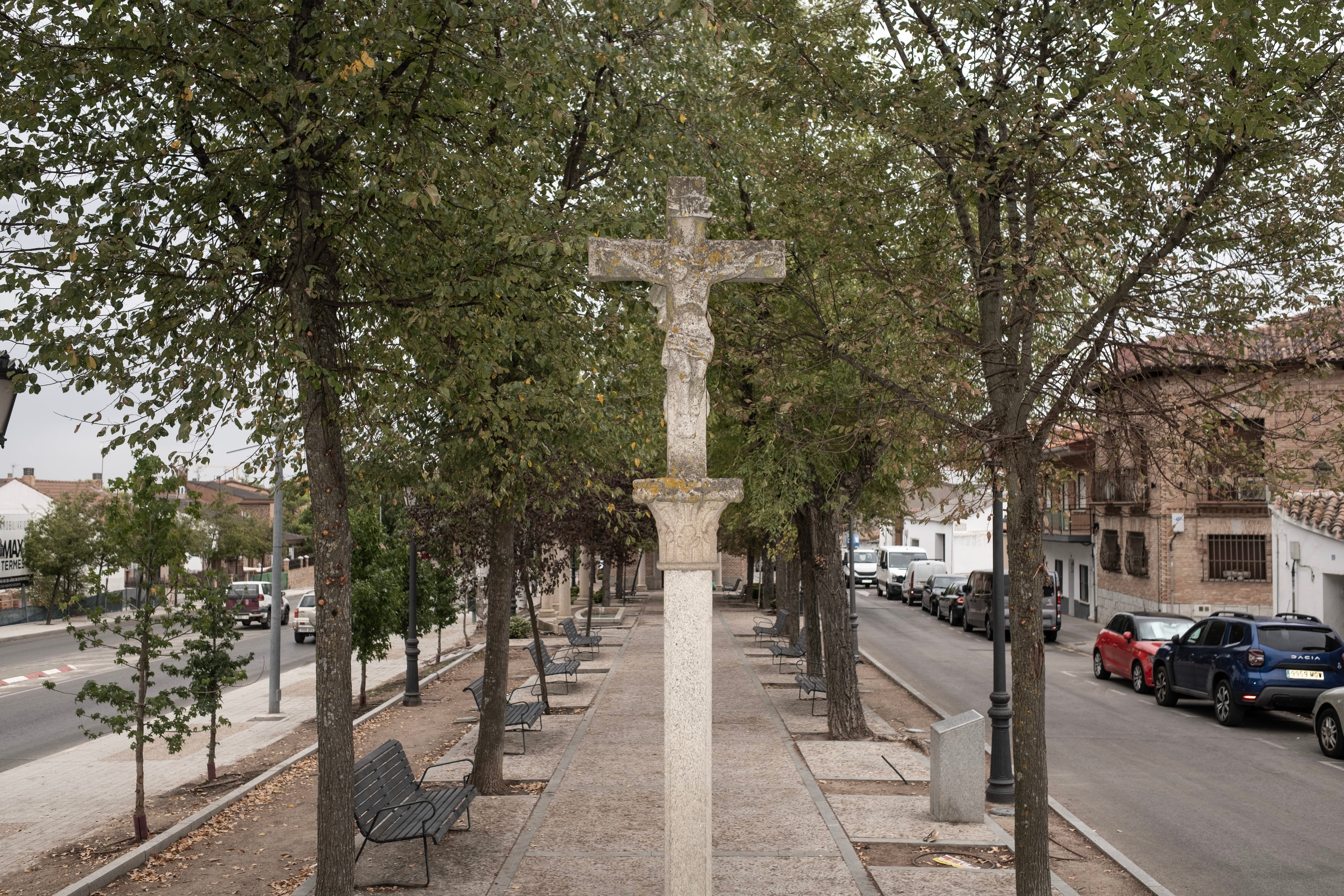 Las cruces de granito son otra de las señas de identidad que el antiguo alcalde dejó en el municipio. 