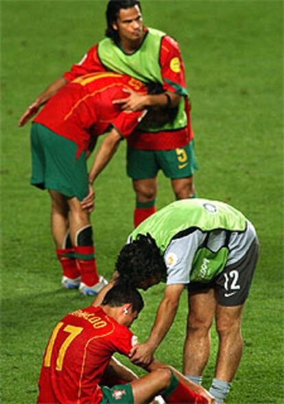 Los jugadores portugueses rompieron a llorar nada más finalizar el partido. Algún jugador, como Rui Costa, intentó buscar algún lado positivo. Eperábamos que esta fiesta fuese otra, victoriosa, pero ha  ganado el país, que ha demostrado un gran cariño por la selección",  señaló un triste Rui Costa.