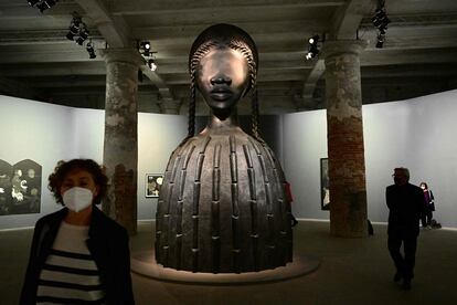 'Brick House' (2019), escultura de la estadounidense Simone Leigh, junto a obras de la cubana Belkis Ayón, este martes en el Arsenale de Venecia.