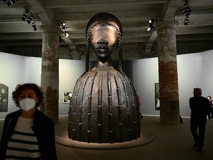 'Brick House' (2019), escultura de la estadounidense Simone Leigh, junto a obras de la cubana Belkis Ayón, este martes en el Arsenale de Venecia.