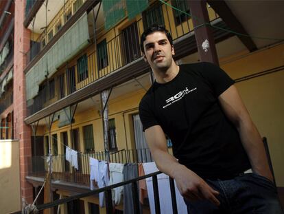 Rubén Vilela, vecino de La Corrala de Lavapiés, en uno de los corredores exteriores característicos de estas construcciones.