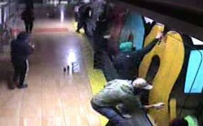 Fotografía capturada del vídeo facilitado por la Policía Nacional, en el que aparece el grafitero David S.E., detenido en 2013 por haber ocasionado daños de hasta 31.000 euros en las instalaciones de Metro de Madrid. Fue uno de los pioneros en utilizar el "palancazo" para realizar los grafitis en los vagones. EFE/Archivo