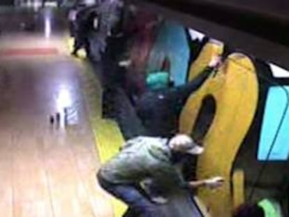 Fotografía capturada del vídeo facilitado por la Policía Nacional, en el que aparece el grafitero David S.E., detenido en 2013 por haber ocasionado daños de hasta 31.000 euros en las instalaciones de Metro de Madrid. Fue uno de los pioneros en utilizar el "palancazo" para realizar los grafitis en los vagones. EFE/Archivo