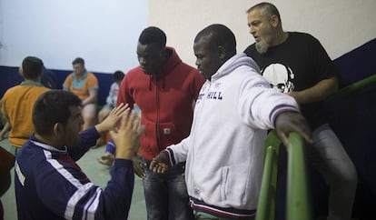 Abdullah Samba y Masse Dial (centro) reciben instrucciones de su entrenador.