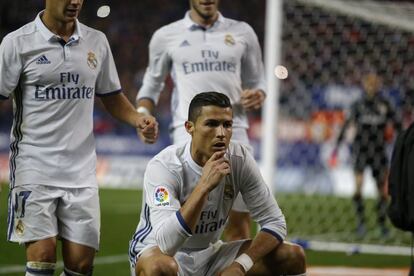 Cristiano posa ante una cámara tras marcar su segundo gol al Atlético.