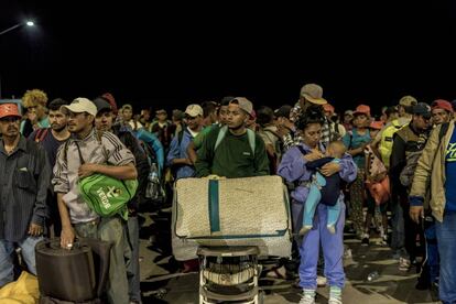 Miles de migrantes centroamericanos esperan autobuses en la estación migratoria La Concha en el Estado mexicano de Sinaloa el pasado 14 de noviembre.