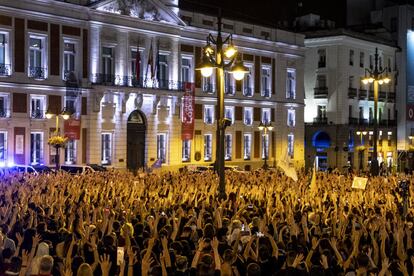 Asistentes a la concentración para condenar los últimos casos de violencia machista, en la Puerta del Sol en Madrid.