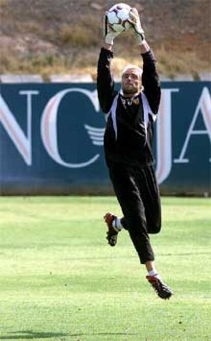 Santiago Cañizares, portero del Valencia, ayer, durante el entrenamiento.