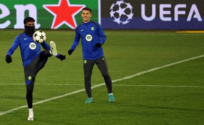 Lamine Yamal (izquierda) y Gavi (derecha) en el entrenamiento previo en Belgrado antes del partido de Champions contra el Estrella Roja.