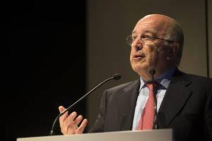 El vicepresidente de la Comisión Europea, Joaquín Almunia durante la conferencia organizada por AGBAR en la que ha situado a Cataluña fuera de la UE si se independiza de España, pero a apelado a la vez al diálogo entre Cataluña y España para resolver este conflicto.