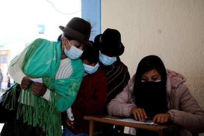 En Ecuador, votar es obligatorio y sin ese papel será imposible realizar cualquier trámite bancario y hasta alquilar una vivienda. En la imagen, mujeres indígenas verifican sus documentos antes de votar