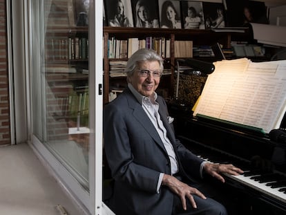 El compositor Manuel Alejandro, este jueves en su casa de La Moraleja, en Alcobendas (Madrid).