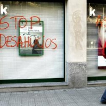 Pintadas contra los desahucios en una sucursal bancaria