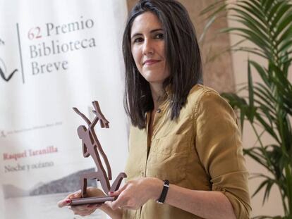 Raquel Taranilla, con el premio Biblioteca Breve, este lunes, en Barcelona.
